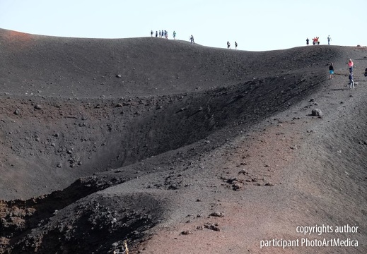 Kamienie i ludzie - w drodze na szczyt wulkanu - Stones and people - on the way to the top of the volcano