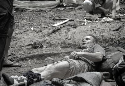 Jak chirurg ze złamaną nogą w sumatrzanskiej dzungli kieruje swoją akcją ratunkową - Surgeon with a broken leg in the Sumatran jungle directing his rescue operation