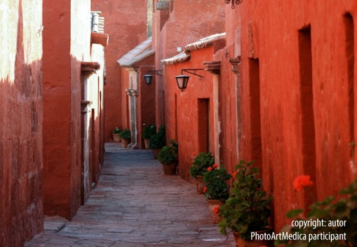 Czerwona uliczka w klasztorze św. Katarzyny w Peru - A red street in the monastery of St. Catherine in Peru