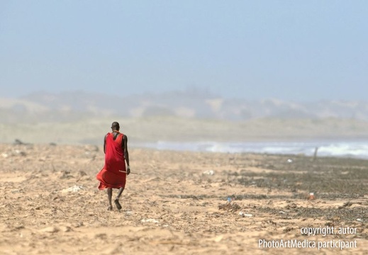 Lonely Maasai on the beach - Samotny Masaj na plaży