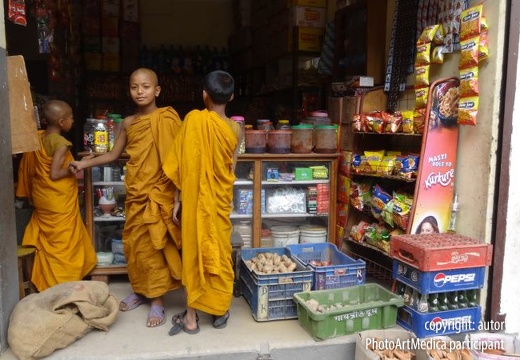 Boy monks buying sweets - Młodzi mnisi kupują słodycze