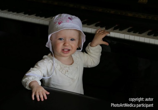 1st piano lesson - Pierwsza lekcja gry na pianinie