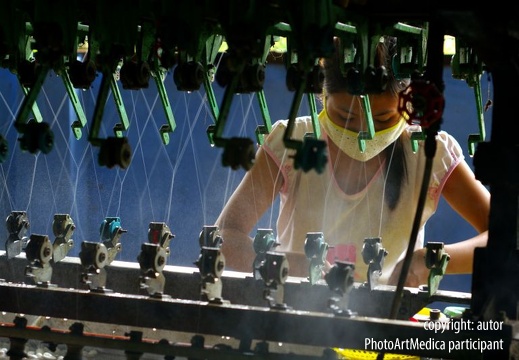 Praca w fabryce jedwabiu - Work in a silk factory