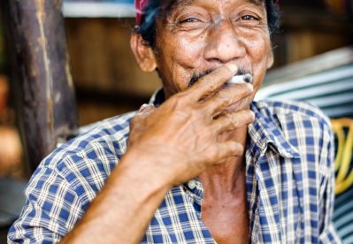 Mieszkaniec Sumatry przy papierosie - A citizen of Sumatra with a cigarette