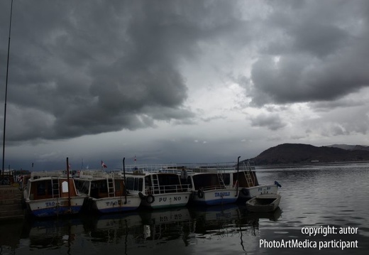 Przed burzą na jeziorze Titicaca, Peru - Before the storm on Lake Titicaca, Peru