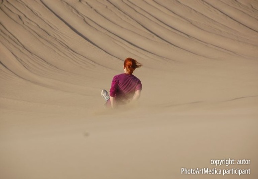 Sandboarding na wydmach koło Nazca, Peru - Sandboarding on the dunes near Nazca, Peru