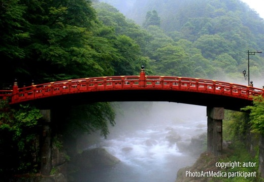 Brama świątyni w pełnej harmonii z naturą Japonia - Temple gate in full harmony with nature Japan